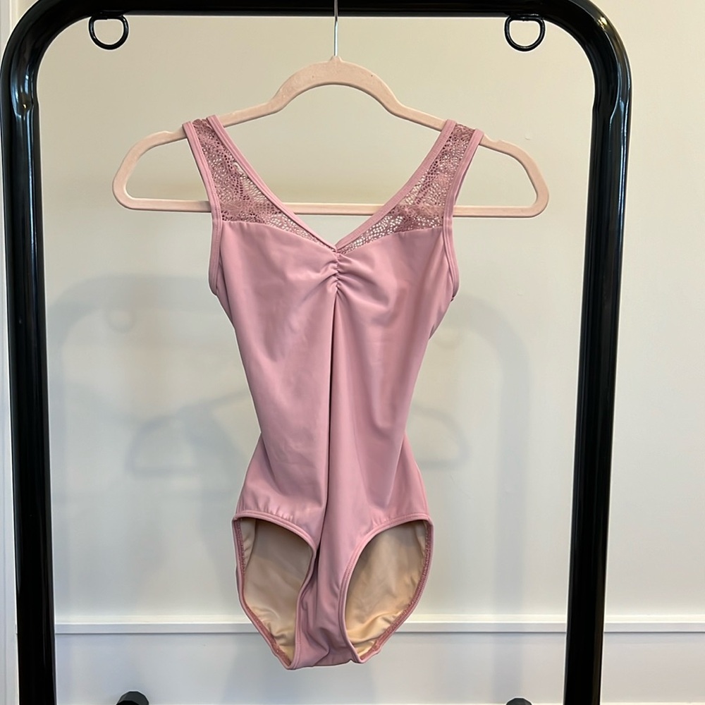 Elevé dancewear women’s pink leotard with lace detail size xs.